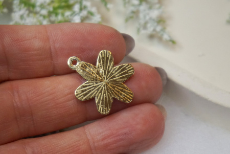 Śnieżynka biała / zawieszka emaliowana / 23x20mm / metal / złoty / 1szt