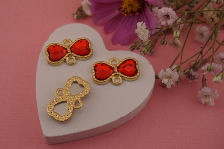 Kokardka z kryształkiem czerwonym / łącznik / metal / złoty / 10,4x16,8mm/ 1szt