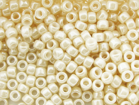 TOHO™ / Round 8/0  / Opaque-Lustered / Navajo White / 10g / ~410szt
