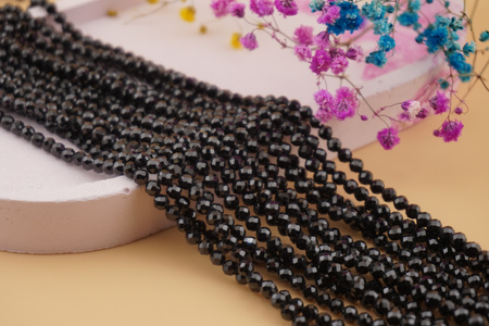 Spinel / kula fasetowana / 4mm / czarny / sznur / około 84szt