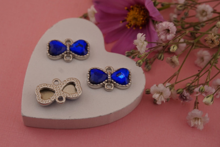 Kokardka z kryształkiem szafirowym / łącznik / metal / srebrny / 10,4x16,8mm/ 1szt