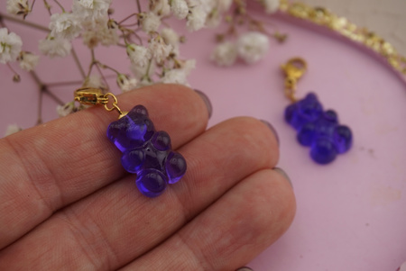 Miś fioletowy / zawieszka / żywica / stal chirurgiczna / 5,8x16,2mm / złoty / 1szt