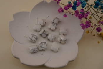 Howlit / koniczynka fasetowana / 12x12mm / otwór 1mm / grubość 5mm / 1szt