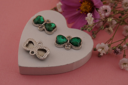 Kokardka z kryształkiem zielonym / łącznik / metal / srebrny / 10,4x16,8mm/ 1szt