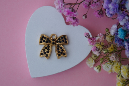 Kokardka z czarnymi cyrkoniami / zawieszka / stal chirurgiczna / 19x17mm / złoty / 1szt