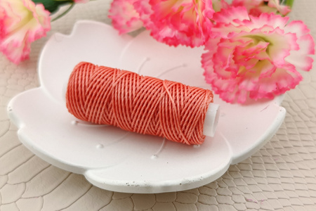 Sznurek do makramy woskowany / poliester / 0.65mm / koralowy/ kolor 805 / szpulka 15m