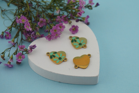 Serce w kwiatki zielone / łącznik / stal chirurgiczna / 10x13mm / złoty / 1szt