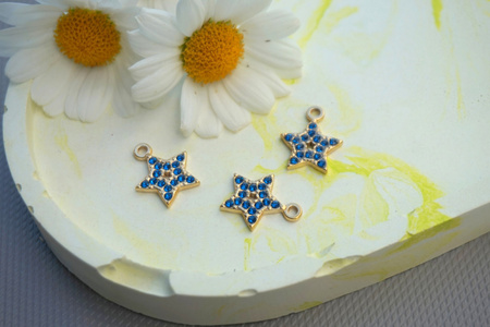 Gwiazdka z cyrkoniami / zawieszka / stal chirurgiczna / 16x13mm / złoty-niebieski / 1szt