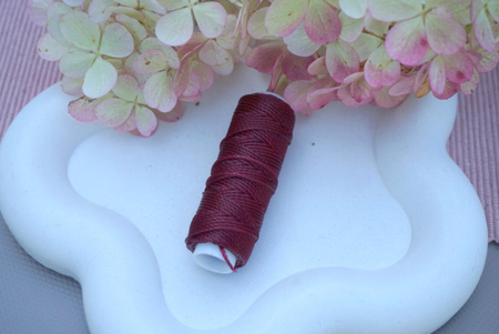 Sznurek do makramy woskowany / poliester / 0.80mm / bordo ciemny 821 / szpulka 15m