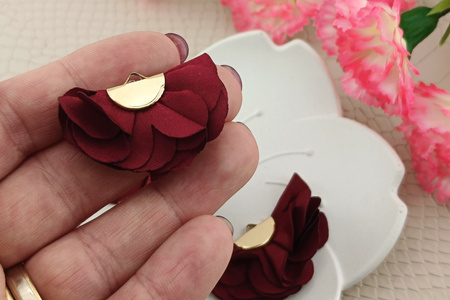 Kwiatek ozdobny / zawieszka / 20x35mm / metal, tkanina / bordowy / 1szt