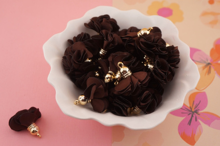 Kwiatek z tkaniny / brązowy / metal antyalergiczny/ różowy / ok 30mm / 1szt