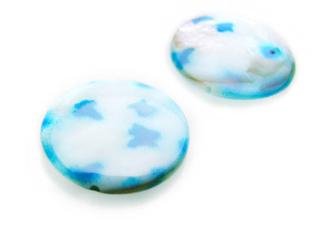 Koraliki masa perłowa, biało-błękitne / koło / 25x4mm / otwór 1mm / 2szt