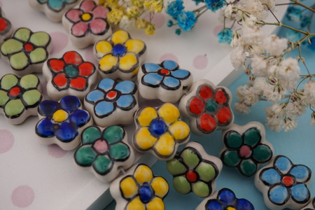 Kwiatek ceramiczny malowany ręcznie / 15mm / jasny zielony / ceramika / 1szt