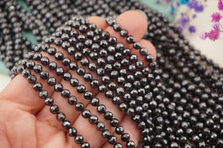 Cyrkonia czarna / kula fasetowana / 4mm / sznur / około 90szt