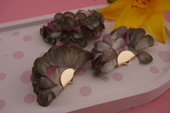 Kwiatek ozdobny / tkanina impregnowana, metal antyalergiczny/ szary / ok 50x25mm / 1szt