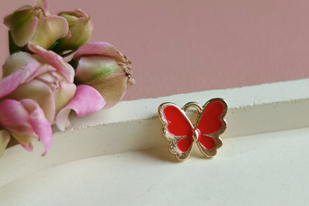Motyl SweetCharm™ / zawieszka charms / 10x12mm / kolor złoto-czerwony/ 1 szt
