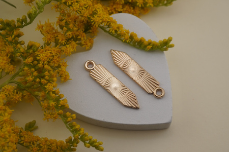 Kredka różowa / zawieszka emaliowana / 26x6mm / metal / złoty / 1szt