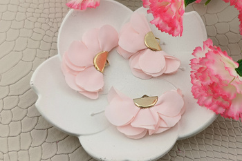 Kwiatek ozdobny / zawieszka / 20x35mm / metal, tkanina / blady różowy / 1szt