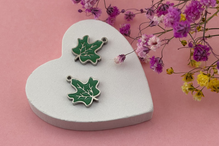 Liść / zawieszka emaliowana / stal chirurgiczna / 13x16mm / srebrny / 1szt