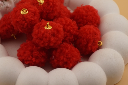 Pomponik baranek / zawieszka / 20mm / czerwony / 1szt