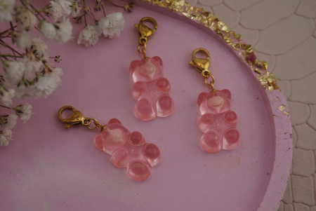 Miś różowy / zawieszka / żywica / stal chirurgiczna / 5,8x16,2mm / złoty / 1szt