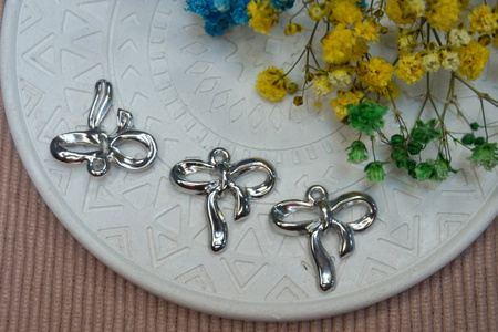 Kokardka / zawieszka / stal chirurgiczna / 19x19mm / srebrny / 1szt