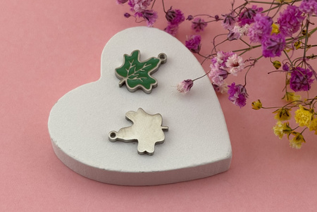 Liść / zawieszka emaliowana / stal chirurgiczna / 13x16mm / srebrny / 1szt