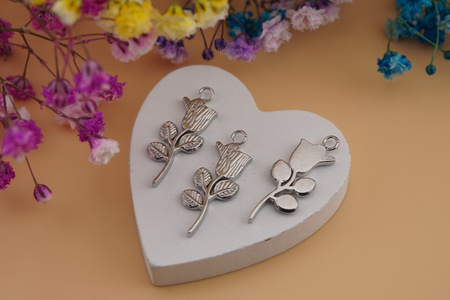 Róża / zawieszka ze stali chirurgicznej / 10x25mm / srebrny / 1szt