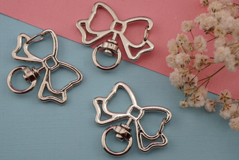 Baza breloka / kokardka / metal / 3,5x2,5cm / srebrny / 1szt