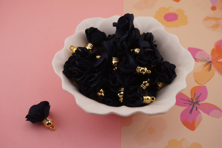 Kwiatek z tkaniny / granatowy / metal antyalergiczny/ różowy / ok 30mm / 1szt