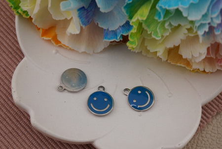 Emotka uśmiechnięta / zawieszka / stal chirurgiczna / 12 mm / srebrny / niebieski /1szt