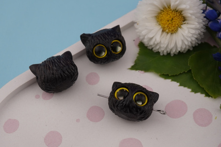 Głowa kota / drzewo sandałowe / czarny / 20x15mm / otwór 2mm / 1szt