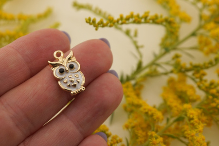 Sowa / biały / zawieszka emaliowana / 20x11mm / metal / złoty / 1szt