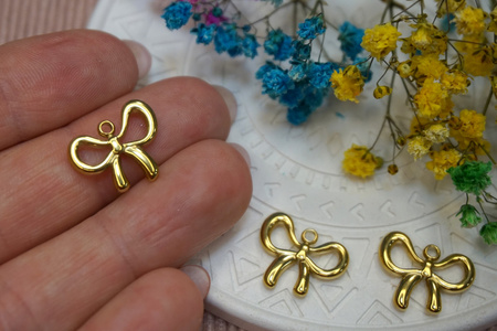 Kokardka / zawieszka / stal chirurgiczna / 14x16mm / złoty / 1szt