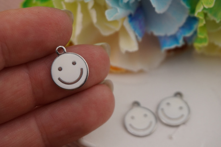 Emotka uśmiechnięta / zawieszka / stal chirurgiczna / 12 mm / srebrny / biały /1szt