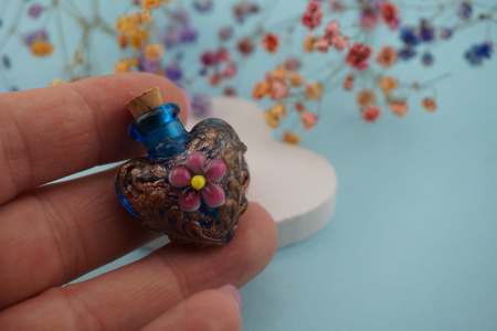 Fiolka z kwiatkiem / niebieski / szkło lampwork / 30x25mm / 1szt