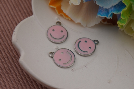 Emotka uśmiechnięta / zawieszka / stal chirurgiczna / 12 mm / srebrny / różowy /1szt