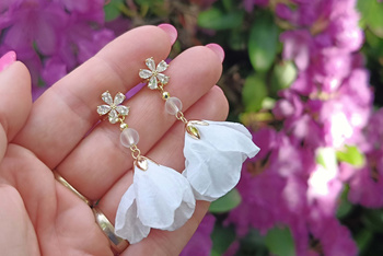 Kwiatek ozdobny / tkanina impregnowana, metal antyalergiczny/ biały / ok 30x22mm / 1szt