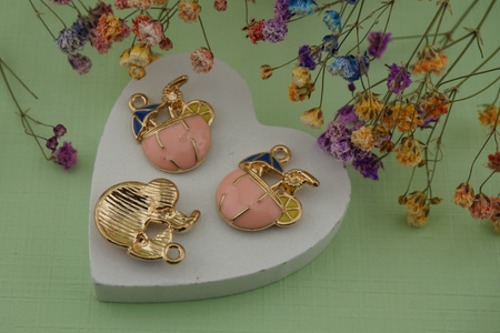 Drink z parasolką / zawieszka / 19x19mm / metal / złoty / 1szt