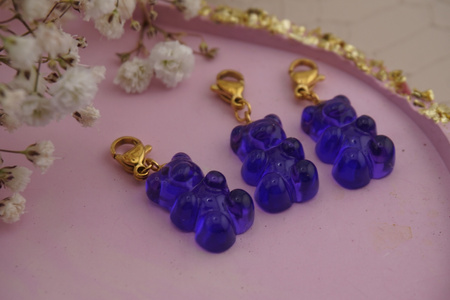 Miś fioletowy / zawieszka / żywica / stal chirurgiczna / 5,8x16,2mm / złoty / 1szt