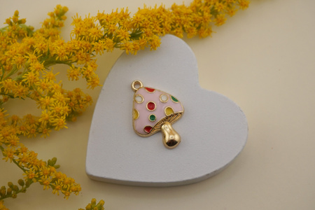 Muchomor w kolorowe kropki / różowy / zawieszka emaliowana / 15x23mm / metal / złoty / 1szt