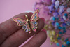 Motyl różowy / zawieszka emaliowana / stal chirurgiczna / 25x35mm / złoty / 1szt