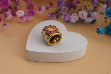 Ozdobny dzwonek / zawieszka ze stali chirurgicznej / 16,5x13mm / złoty / 1szt