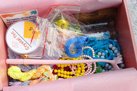 Box z koralikami Pasart® / koraliki, zawieszki, gumka, klej