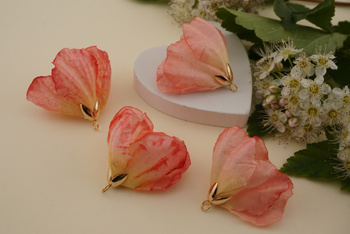 Kwiatek ozdobny / tkanina impregnowana, metal antyalergiczny/ różowy / ok 30x22mm / 1szt