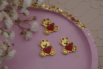 Miś z serduszkiem / zawieszka / stal chirurgiczna / 17x19mm / złoty / 1szt