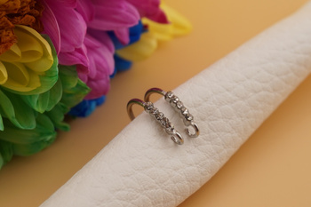 Bigle otwarte ozdobne / białe cyrkonie / stal chirurgiczna / 11,5x14mm / srebrny / 2szt