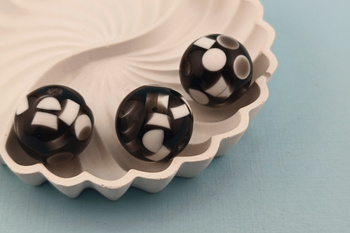 Koraliki akrylowe, czarno-białe / zatopione pastylki / kula / 24mm / otwór 3mm / 1szt