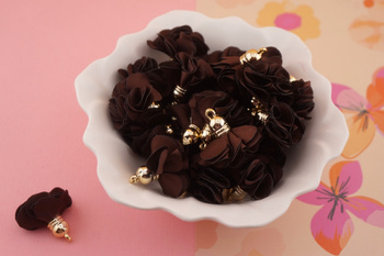 Kwiatek z tkaniny / brązowy / metal antyalergiczny/ różowy / ok 30mm / 1szt