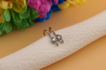 Bigle otwarte ozdobne / biała cyrkonia / stal chirurgiczna / 11,5x14mm / srebrny / 2szt